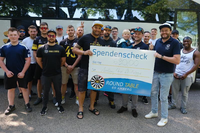 Mit einer Spende von 690 Euro bedankte sich Round Table Amberg bei den Amberg Mad Bulldogs. Von vorne links Dr. Jens Tröger, RT-Clubpräsident Thomas Andraschko, RT-Schatzmeister Stefan Fuchs und Head Coach Daniel Emmanuel. Bild: Uschald - Foto von Uschald