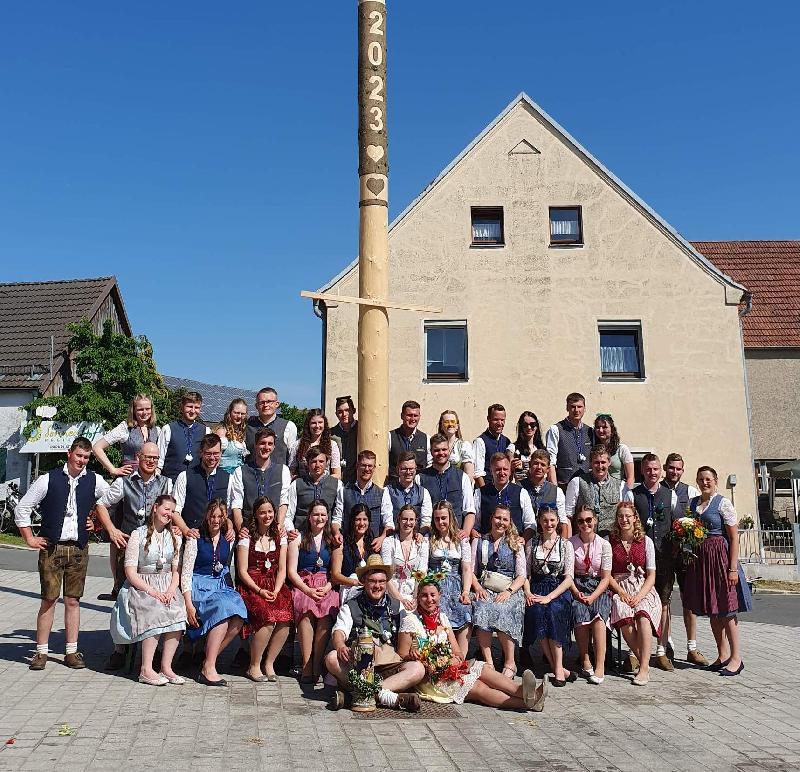 Traditioneller Höhepunkt des Sonntagnachmittags war das Austanzen des Kirwabaumes durch die 20 Kirwapaare. Sonja Ringer hatte die Tänze perfekt einstudiert. Dafür gab es viel Beifall von den Zuschauern, die den Dorfplatz säumten. - Foto von Werner Schulz