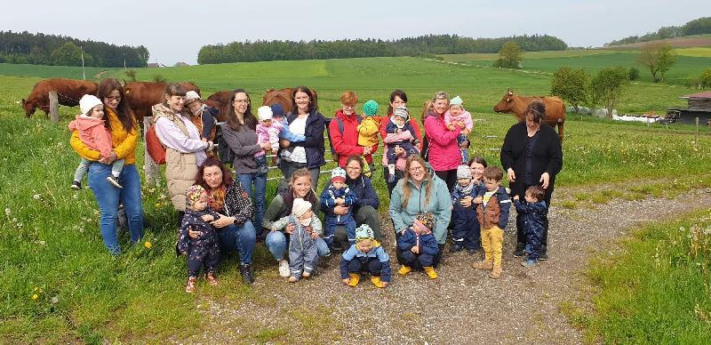 Die Mamis der Eltern-Kind-Gruppe bescherten zusammen mit den Leiterinnen Lisamarie Schmidl (stehend 4.v.r.) und Sonja Gebhard (kniend l.) mit dem Besuch des Lobenhofs in Steiningloh ein unvergessliches Erlebnis. - Foto von Werner Schulz