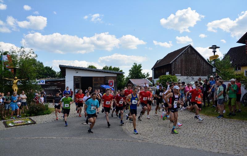 Pünktlich um 16 Uhr startete Bürgermeister Hermann Falk den Stundenlauf durch die Straßen Ehenfelds. - Foto von Fritz Dietl