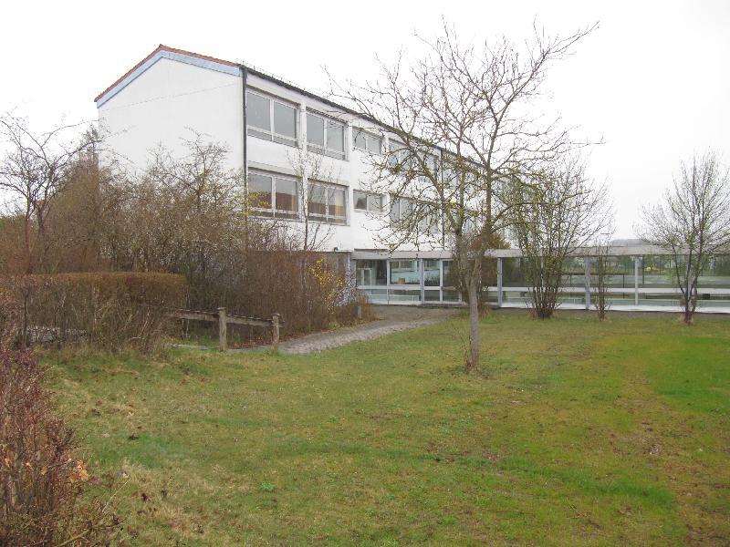 Die Planung der Generalsanierung der Schule beschäftigt den Stadtrat schon einige Jahre. Der frühere Beschluss keine Lüftung einzubauen wurde bei Stimmengleichheit trotz Bedenken der Planer beibehalten.  - Foto von Gerhard Fleischmann