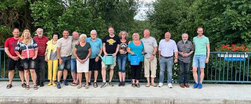 Seit der Sanierung der Mühlbachbrücke im Jahr 2016 wird diese alle Jahre von den Anwohnern mit Blumenkästen geschmückt. Die Initiative ging von 2. Bürgermeister Uwe Bergmann (5.v.l.) und Stadtrat Harald Kausler (r.) aus. 1. Bürgermeister Marcus Eichenmüller (3.v.r.) lobte den Gemeinschaftssinn der Anwohner - Foto von Werner Schulz