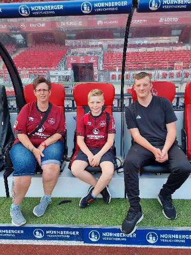 Auf Einladung des Arbeitskreise Soziales im FCN-Fanverband reisten 4 junge Hirschauer Club Fans mit Mamas und Papas zu einer besonderen Stadionführung in das Max-Morlock-Stadion nach Nürnberg – hier die Familie Dietl. - Foto von Werner Schulz