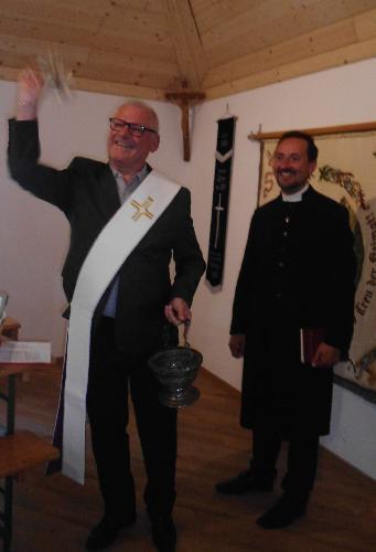 Die kirchliche Segnung des Trachtler-Vereinsheims nahmen Diakon Richard Sellmeyer (l.) und Pfarrer Stefan R. Fischer (r.) vor. Letzterer nannte es „ein echtes Stück Segen, dass der Heimat- und Trachtenverein diesen Raum hat.“ - Foto von Werner Schulz