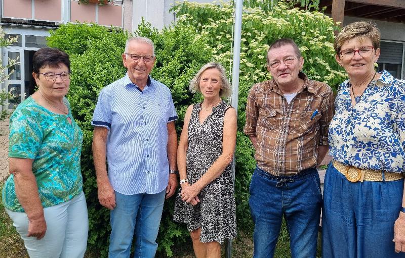 Im BRK-Seniorenwohn- und Pflegeheim wurde ein neuer Heimbeirat gewählt. Ihm gehören an v. l.: Hildegard Heil, Vorsitzender Rudi Wild, Schriftführerin Gabriele Krettner, Waldemar Wich und Elfriede Gerstmann.

 - Foto von Werner Schulz