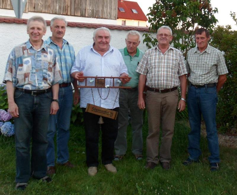 Am 12. Juli 1973 gründeten neun junge Männer aus Weiher und Kricklhof den Stammtisch „Loiterlboum“. Sechs von ihnen gehören dem Stammtisch noch heute an. Sie feiern am 22. Juli das 50-jährige Bestehen des Stammtischs. V. l. Laurenz Beck, Herbert Reif, Hans Schadl, Herbert Ott, Franz Reif und Hermann Uschold. - Foto von Werner Schulz/Repros