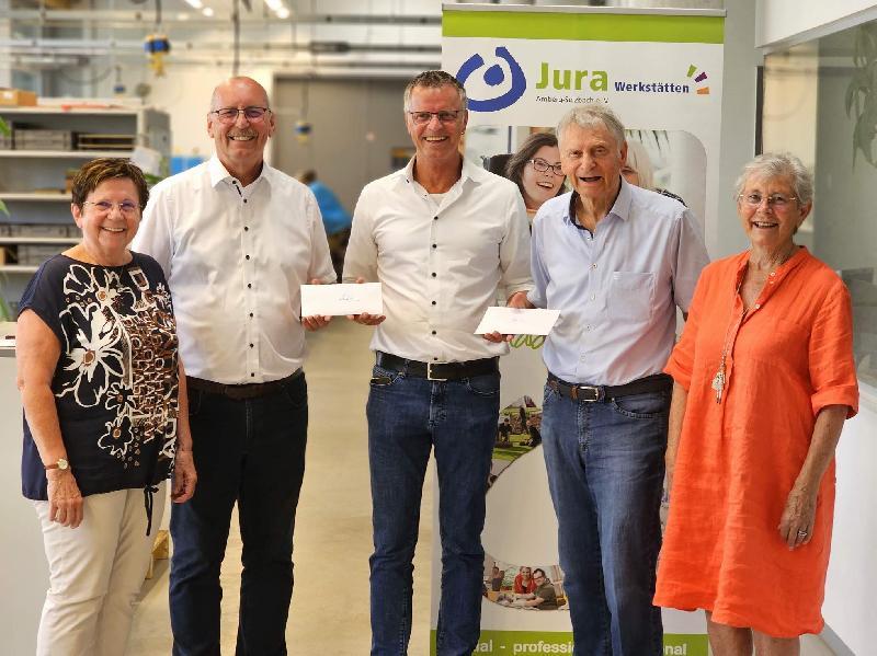 Bürgermeister Hermann Falk (Mitte) feierte am 24. April seinen 60. Geburtstag. Viele Gratulanten überreichten ihm als Geschenk eine Spende. Es kamen 3 400 Euro zusammen. Falk spendete sie zu gleichen Teilen für die Lebenshilfe Amberg-Sulzbach und die Hilfsorganisation Africa Luz. V. l.: Africa Luz-Geschäftsführerin Bärbel Birner, Lebenshilfe-Vorsitzender Eduard Freisinger, v. .r.: Dr. Burglinde Dausch, Africa Luz-Vorsitzender Prof. Dr. Dieter Dausch. - Foto von Werner Schulz