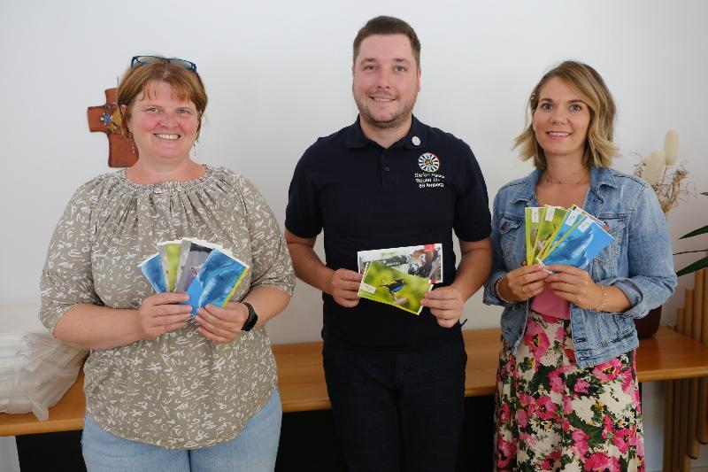 Eintrittskarten für den Nürnberger Zoo im Wert von 450 Euro überbrachte Stefan Fuchs, Schatzmeister bei Round Table Amberg, auch in seiner Eigenschaft als Vertreter der HVB- Stiftungsverwaltung. Links SkF-Geschäftsführerin Andrea Graf, rechts Jasmin Kummert, Fachberaterin für Vormundschaften und Pflegschaften beim SkF in Amberg. Bild: Uschald - Foto von Uschald