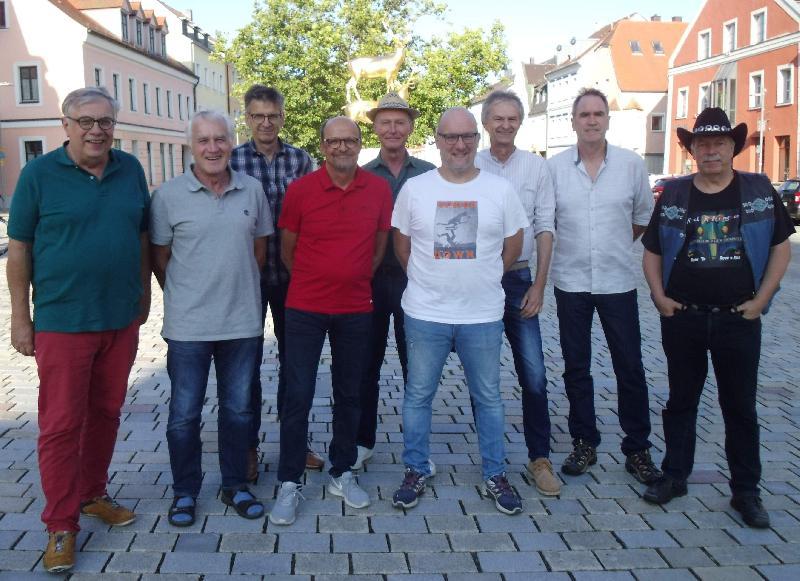 Die Vorstandschaft der Kulturwerkstatt v. l.: Christian Feja (Beisitzer), Franz Dorfner (Initiator der Zukunftswerkstatt), Heiner Dennerlein (stellv. Vors.), Klaus Hohmann, Werner Pichl, Dieter Kohl (alle Beisitzer), Günther Siegert (Schriftführer), Ralph Brandt (Vorsitzender), Robert Hiemer (Kassier). - Foto von Werner Schulz