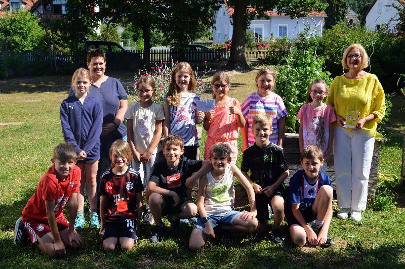 Die 12 Ehenfelder Kommunionkinder bei der Spendenübergabe an Petra Waldhauser von der Selbsthilfegruppe krebskranker Kinder Amberg-Sulzbach e. V. (re.). Li. hinten die Initiatorin, Gemeindereferentin Barbara Schlosser.  - Foto von Fritz Dietl