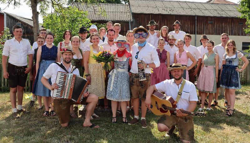 Mit Recht waren die Burgstaller stolz auf ihre feschen Kirwapaare, die beim Baumaustanzen eine gute Figur machten und dabei von den „Remerschnalzern “ musikalisch begleitet wurden. Im Bild mit Sonnenbrillen: Das Oberkirwapaar Luisa Goller und Peter Siegert. - Foto von Werner Schulz