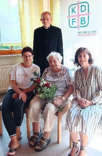 Auguste Freimuth (sitzend Mitte) gehörte zu den 98 Frauen, die am 6. Oktober den Katholischen Frauenbund gründeten. Dank und Anerkennung sprachen ihr Stadtpfarrer Johann Hofmann und die beiden Vorsitzenden Angela Schreiner (r.) und Ulrike Mutzbauer (l.) aus. - Foto von Werner Schulz