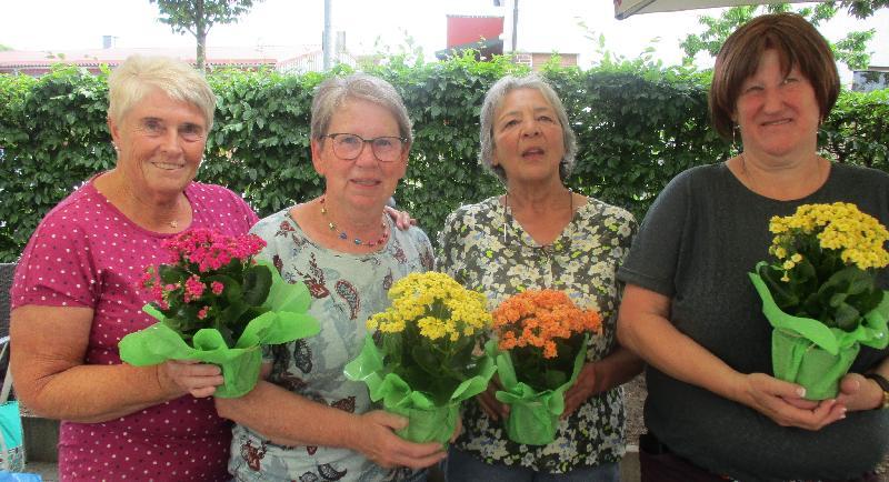 „Eure Hollerköichln kinnt’s in jedem Wirtshaus vokaffa!“ Dieses Kompliment machten die Evergreen-Senior*innen den AsF-Frauen, von denen sie beim Hollerfest mit frisch gebackenen Hollerköichln verwöhnt wurden. V. l.: Betti Bergmann, Bärbel Grützner Margit Kaa-Glaser und Roswitha Kopera. Als Dankeschön für das Sammeln der Dolden und Backen der Schmankerln gab es für die ASF-Frauen kleine Blumenpräsente. - Foto von Werner Schulz