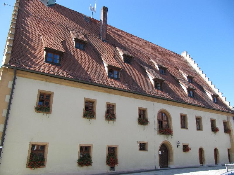 Die Nordseite des Rathauses kann unverändert bleiben. Der zweite Rettungsweg vom Sitzungsaal herunter kann im Innenbereich erstellt werden. - Foto von Gerhard Fleischmann