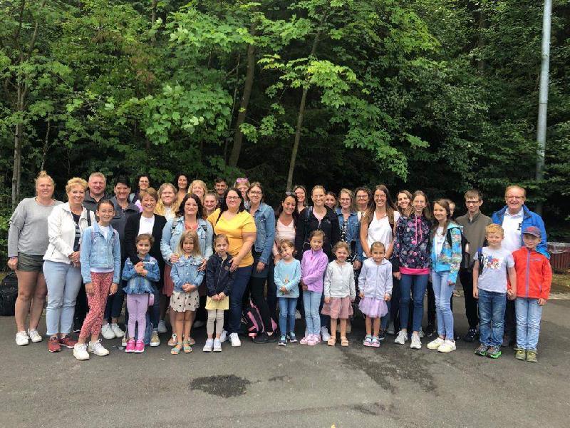 Rundum begeistert waren Kinder wie Erwachsene vom Familienschauspiel „Die Schöne und das Biest” bei den Luisenburgfestspielen. Der CSU-Ortsverband hatte dazu unter Leitung des CSU-Stadtratsfraktionsvorsitzenden Dr. Hans-Jürgen Schönberger (r.), seiner Frau Rosi (2.v.l.), Stadträtin Michaela Meier (l.) und Stadtrat Martin Merkl (3.v.l.) eingeladen. - Foto von Werner Schulz