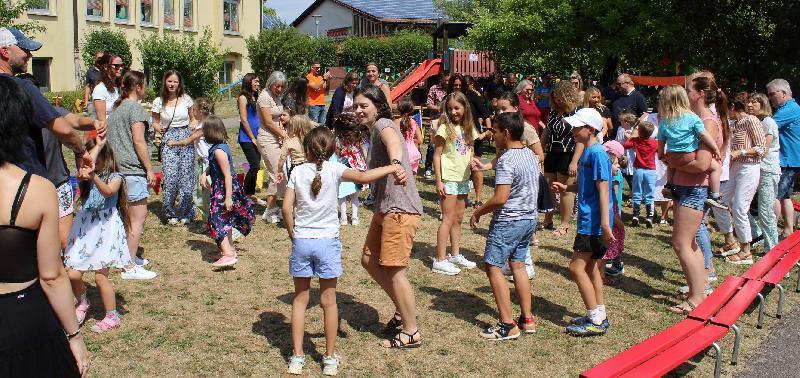 Nach Herzenslust gesungen und getanzt wurde bei der Abschiedsfeier des Marien-Kindergartens/Haus des Kindes. Die stellv. Leiterin Stefanie Rom (vorne tanzend) verabschiedete sieben Vorschulkinder und fünf Viertklässler. Letztere wurden in der KiTa acht Jahre lang liebevoll betreut und gefördert. - Foto von Werner Schulz