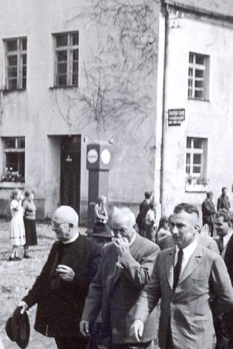 An der Westseite des Kommunbrauhauses stand ab 1927 die „Dapolin-Pump-Anlage“. Sie war zumindest noch 1951 in Betrieb. Im Bild: Geistlicher Rat Friedrich Zeitler (l.) und Bürgermeister Georg Lederer (Mitte) anlässlich der Einweihung der Wasserversorgung. - Foto von Reports: Werner Schulz