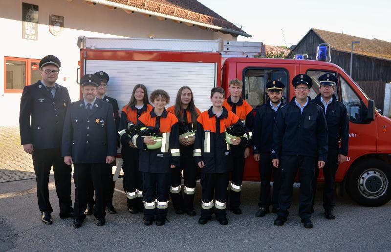 Zufriedene Gesichter nach der Leistungsprüfung. Von re. die Prüfer Kreisbrandmeister Marco Weiß, Schiedsrichter Horst Kellner und Kreisbrandinspektor Michael Iberer. Von li. 1. Kommandant Sebastian Trummer, 2. Vorstand Thomas Kummer und Jugendwart Maximilian Kummer mit den erfolgreichen Teilnehmern der Massenrichter Jugendfeuerwehr. - Foto von Fritz Dietl