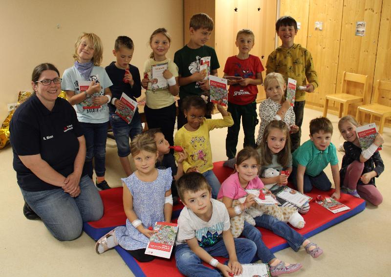 Die 15 Vorschulkinder des St. Wolfgang-Kindergartens absolvierten erfolgreich einen „Trau-dich-Erste-Hilfe-Kurs“ unter Leitung von BRK Rettungsassistentin Katrin Birzer (l.). Für Ihr Mittun erhielten die Kinder eine Urkunde. Der Elternbeirat hatte den Kurs finanziert. - Foto von Werner Schulz