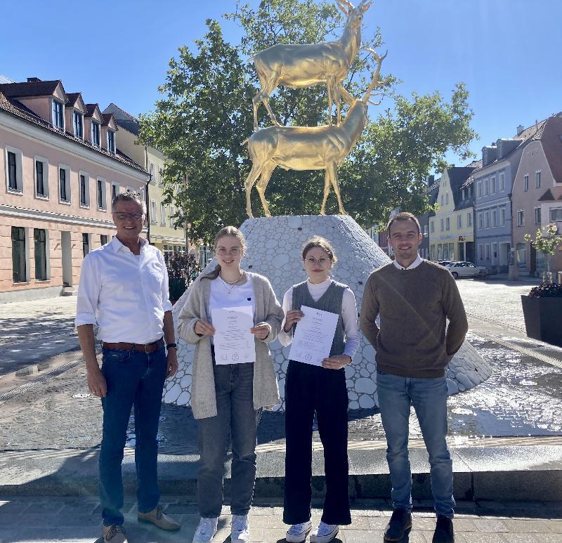 Allen Grund übers ganze Gesicht zu strahlen hatten Nina Stoiber (2. Von links) und Alina Mutzbauer (2. Von rechts) mit ihren Abschlussnoten von 1,4 und 1,0. Erster Bürgermeister Hermann Falk (l.) und Ausbildungsleiter Michael Mrosek (r.) hatten ihnen kurz zuvor die Zeugnisse überreicht.  - Foto von Monika Reindl