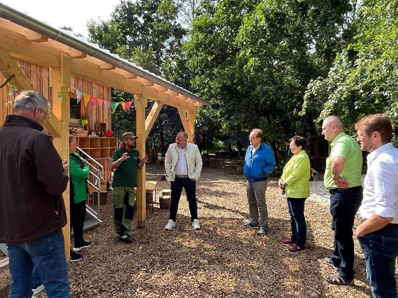 Vor dem Kindergarten-Blockhaus erläuterten Learning-Campus-Geschäftsführer Stephan Müller (3.v.l.) Schnaittenbachs Bürgermeister Marcus Eichenmüller (4.v.l.) den Hirschauer CSU-Gästen das Konzept des Schnaittenbacher Waldkindergartens. Mit im Bild: Hirschaus Bürgermeister Hermann Falk (l.), Bereichsleiterin Sabrina Sonner (2.v.l.) und v.r. Fraktionsvors. Christian Gnan, Stadtrat Josef Luber, 2. Bürgermeisterin Bärbel Birner und Stadtrat Dr. Hans-Jürgen Schönberger. - Foto von Werner Schulz