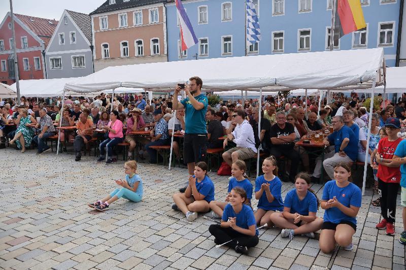 Seit 1978 funktioniert der Musikzug alle Jahre an einem August-Wochenende den Marktplatz zum Festplatz um. Auch heuer strömten die Gäste in Scharen zum 47. Marktplatzfest. - Foto von Werner Schulz