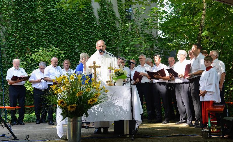 Den Festgottesdienst zelebrierte Pfarrer Johann Hofmann. Musikalisch umrahmt wurde er vom Männerchor Ehenfeld. - Foto von Fritz Dietl