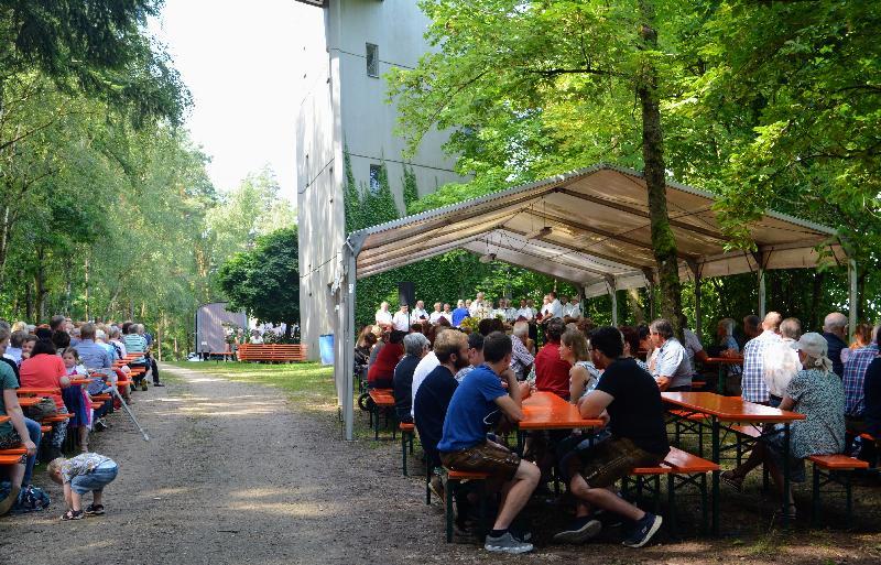 Zum Turmfest viele Besucher am Fuße des bekannten Aussichtsturms.