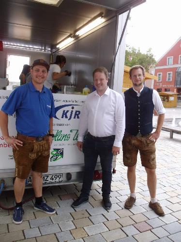 Nachdem der Musikzug die ehemalige „fruchtBar“ des Kreisjugendrings erworben hatte, war der Anhänger beim 47. Hirschauer Marktplatzfest in neuer Funktion erstmals im Einsatz. V. l.: Musikzugvorstand Maximilian Stein, KJR-Kassier Henner Wasmuth und stellv. Musikzugvorstand Erik Remhof. - Foto von Werner Schulz