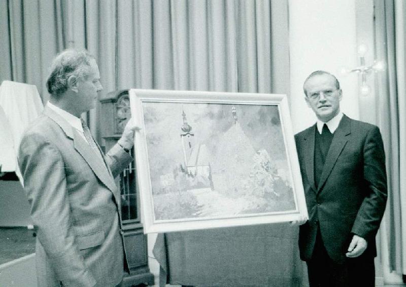 Vom 1. September 1973 bis 31. August 1989 wirkte Stadtpfarrer Edwin Völkl in Hirschau. Von seinem vorbildlichen Engagement als Baumeister zeugen bis heute zahlreiche Bauten. Mit der Verleihung der Bürgermedaille in Gold fand Völkls (r.) Wirken seine mehr als verdiente Anerkennung. L: Bürgermeister Helmut Rösch. - Foto von Werner Schulz/Repros