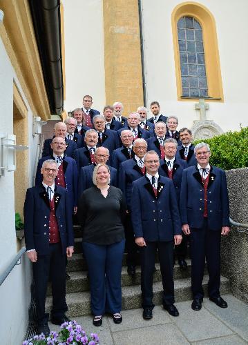 Die aktiven Sänger des Männerchors Ehenfeld und Chorigentin Saskia Krügelstein, freuen sich auf viele Besucher bei der offenen Singstunde und hoffen neue Mitsänger zu gewinnen. - Foto von Fritz Dietl