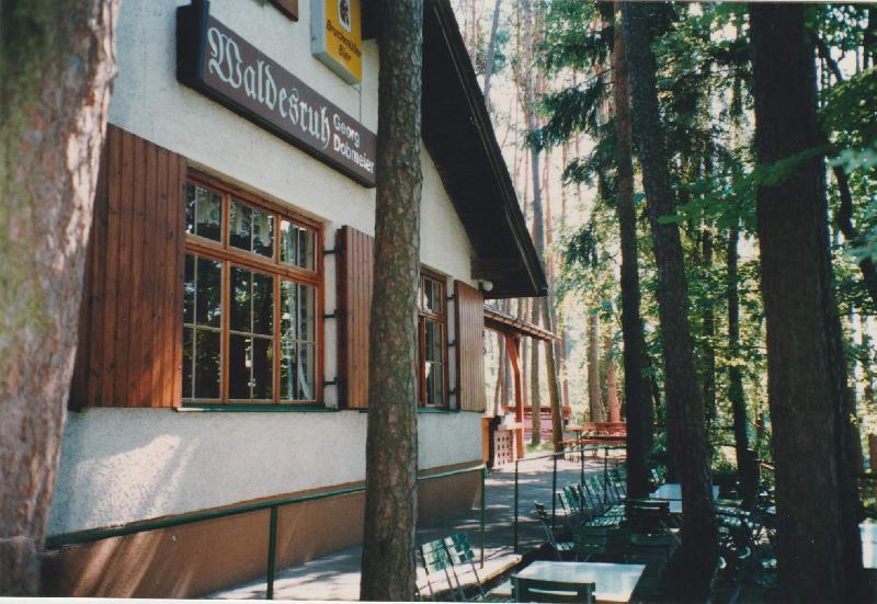 Mit dem Bau einer Holzhütte legte Metzgermeister Georg Dobmeier 1949 den Grundstein für die Tradition des „Wirschlbergs“. 1952 wurde aus der Holzhütte das aus Stein erbaute Gasthaus zur „Waldesruh“, das 1970 erweitert und aufgestockt wurde. Knapp 70 Jahre lang war der „Wirschtlberg“ mit seinem idyllisch gelegenen Biergarten eine Topadresse für Hirschauer wie Auswärtige. - Foto von Werner Schulz