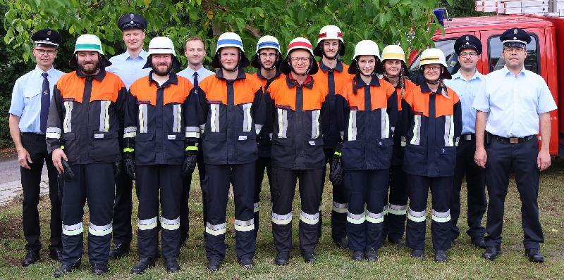 Die Löschgruppe der Freiwilligen Feuerwehr Steiningloh-Urspring absolvierte erfolgreich ihre Leistungsprüfung. Vorne v. l.: Jakob Stauber, Quirin Stauber, Wolfgang Fischer, Ludwig Fischer, Marie Giehrl, Kathrin Schmidl, KBM Marco Weiß, hinten v. l.: Kommandant Josef Giehrl, Christoph Erras, Michael Pfab, Benedikt Lederer, Andreas Fischer, Julia Giehrl, Schiedsrichter Horst Kellner. - Foto von Werner Schulz