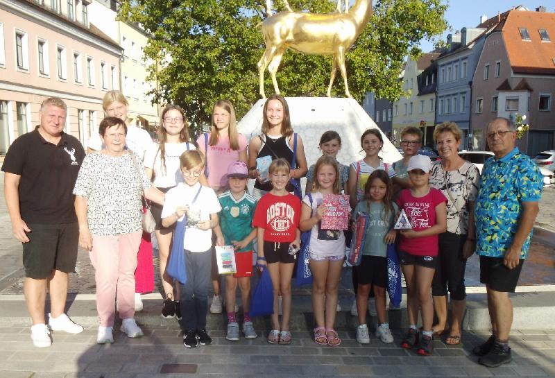 „Dem Geheimnis der goldenen Hirschen“ auf der Spur waren die Mädchen und Jungen bei der Stadtrallye, zu der vom CSU-Ortsvorsitzenden Stadtrat Martin Merkl (l.) geleiteten Stadtrallye. Mit den drei Siegergruppen im Bild das Orga-Team mit 2. Bürgermeisterin Bärbel Birner (2.v.l.), Melina Merkl (3.v.l.), Reinhold Birner (r.) und Rosi Schönberger (2.v.r.).. - Foto von Werner Schulz