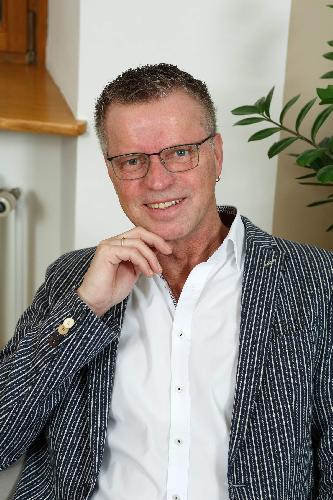 Bürgermeister Hermann Falk erklärt bei der Stadtrundfahrt, was sich in letzter Zeit in den einzelnen Dörfern verändert hat. - Foto von Werner Schulz