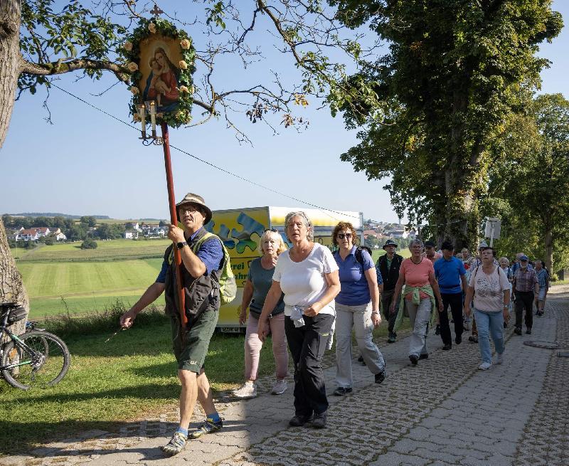 Zum neunten Mal hatte die Stadtpfarrei Mariä Himmelfahrt zur Mausberg-Wallfahrt eingeladen. Unter Leitung von Wolfgang Weih machten sich am Sonntag 41 Männer und Frauen vom Bischof-Bösl-Platz aus auf den Pilgerweg zur Wallfahrtskirche in Gebenbach. - Foto von Werner Schulz