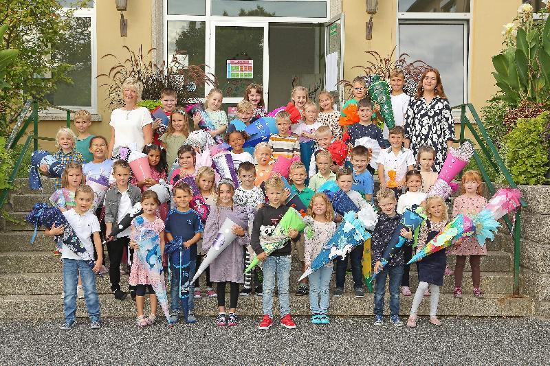 Für 40 ABC-Schützen begann am Dienstag an der Hirschauer Grundschule der Ernst des Lebens. 28 von ihnen werden von Lehrerin Ramona Ruppert in einer reinen ersten Klasse unterrichtet, die anderen zwölf von Studienrätin Hildegard Feyrer zusammen mit 15 Zweitklässlerin in einer Flexi-Klasse 1/2.  
Auf der großen Treppe vor dem Schulhauseingang wurden sie von Rektorin Birgit Härtl begrüßt. Sie wünschte den Kindern eine erfolgreiche Schulzeit in der sie viele Dinge lernen werden, die für das Leben wichtig sind. Nach der offiziellen Begrüßung ging es für die Kinder und ihre Lehrkräfte in die Klassenzimmer zu einer ersten Unterrichtsstunde. Dort erhielten sie als Begrüßungsgeschenke Buttons mit dem Schullogo und Schwimmgutscheine. Die Erwachsenen wurden derweil vom Elternbeirat im Elterncafé verwöhnt. Einen feierlichen Abschluss fand der erste Schultag in der katholischen Stadtpfarrkirche Mariä Himmelfahrt mit einer von Stadtpfarrer Johann Hofmann und Pfarrer Stefan Fischer kindgemäß gestalteten ökumenischen Kindersegnung.
 - Foto von Silvia Weber