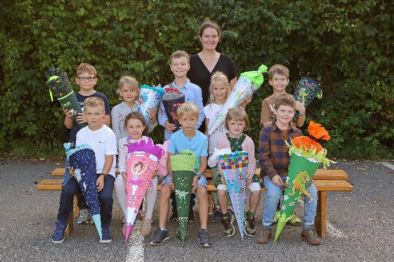 Die Ehenfelder Grundschule ist seit Jahrzehnten die kleinste im Schulamtsbezirk Amberg-Sulzbach. Klassenleiterin Amelie Schaller konnte zehn Schulneulinge – sechs Jungend und vier Mädchen - begrüßen, die zusammen mit zehn Zweitklässlern in der Flexi-Klasse 1/2 unterrichtet werden. - Foto von Werner Schulz