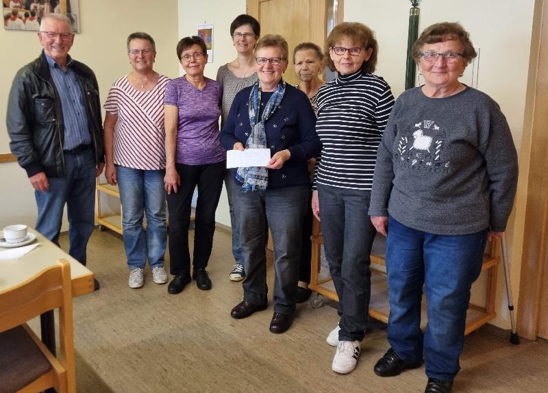 Nach mehrwöchiger Pause öffnet der Seniorentreff am 21. September wieder seine Pforten. V. l.: Seniorenbeauftragter Rudi Wild, Marianne Wild, Anni Regler, Seniorenbeauftrage Hildegard Gebhardt, Leiterin Maria Ott, Renate Ducksch, Hildegard Siegert und Maria Fruth. - Foto von Werner Schulz