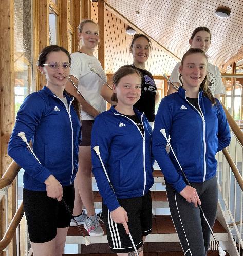 Die Majoretten des Musikzugs wollen den Tanz- und Leistungssport weiter intensivieren. Daher trainierten sie zwei Tage lang unter Leitung von Dominique Schmidt, der Lehrwartin des Deutschen Twirling-Sportverbandes. Vorne v. l.: Marie Giehrl, Lilli Pfab und Sabrina Gnan, hinten v. l.: Katharina Stein, Dominique Schmidt und Sophia Riß. - Foto von Werner Schulz