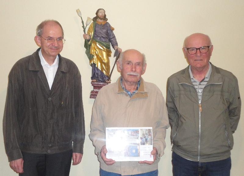 Eine besondere Ehrung und Würdigung erfuhr Georg Wismath (Mitte) bei der KAB-Jahresversammlung. Ortsvorsitzender Günter Übelacker (r.) bedankte sich bei ihm mit herzlichen Worten sowie einem Gutschein und einer Fotocollage dafür, dass Wismath 40 Jahre lang als Fahnenträger die KAB-Fahne hochgehalten hat. Stadtpfarrer Johann Hofmann dankte ebenfalls und gratulierte zu der Ehrung. - Foto von Werner Schulz