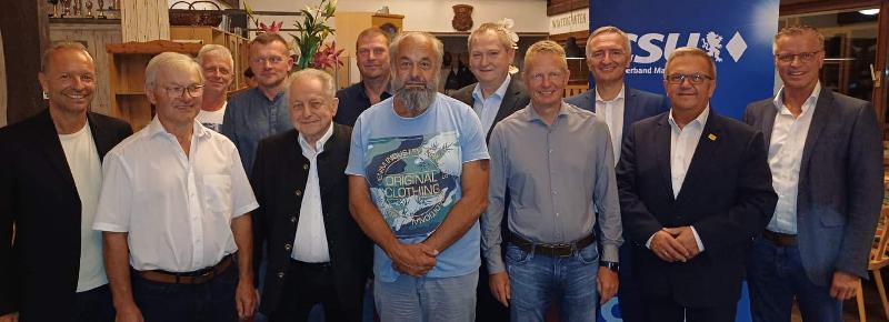 Beim Politischen Abend der CSU Massenricht wurden langjährige Mitglieder geehrt. V. l.: Landtagskandidat Thomas Bärthlein, Wilhelm Fick, Reinhold Wisgickl, Martin Wisgickl, Hermann Frieser, Martin Fellner, Herbert Rauch, Ortsvors. Stadtrat Josef Luber, Martin Rumpler, MdL Dr. Harald Schwartz, Bezirksrat Martin Preuß und Bürgermeister Hermann Falk. - Foto von Werner Schulz