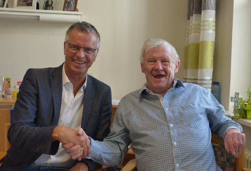 Bürgermeister Hermann Falk überbrachte die Glückwünsche der Stadt Hirschau und gratulierte Rainer Ehbauer zum 80. Geburtstag. - Foto von Fritz Dietl