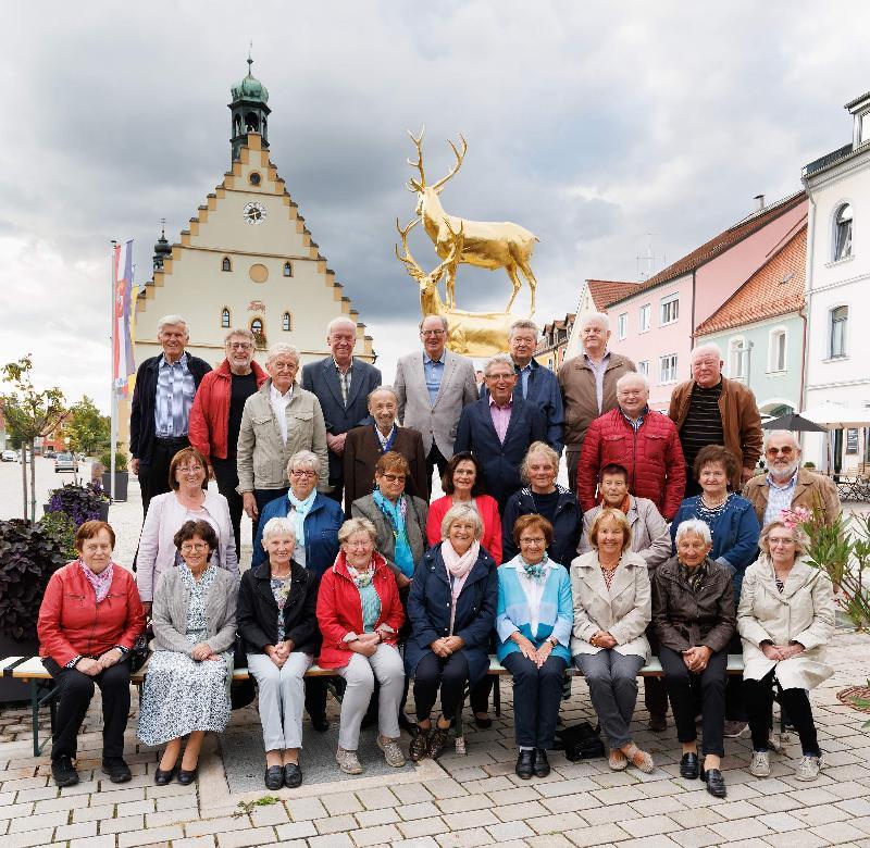 Aus Anlass ihres 75. Geburtstags feierten 16 Moidln und 12 Boum des Schülerjahrgangs 1947/1948 vergangenes Wochenende ein Wiedersehen. Günter Nagel (3. Reihe, rechts) hatte das Klassentreffen perfekt organisiert. Georg Gebhardt (hinten 4. von rechts) gedachte am Grab mit einem Nachruf der verstorbenen Mitschüler*innen und Lehrkräfte. Robert Hierl (hinten l.) sorgte mit seinen Gitarrenklängen zum Mitsingen für Stimmung. - Foto von Werner Schulz