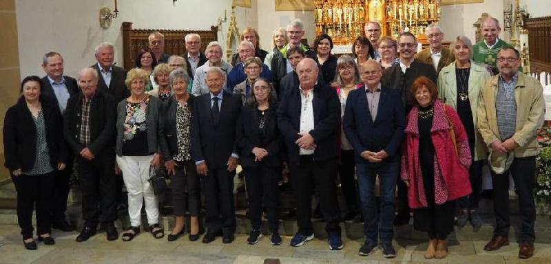 Anlässlich ihrer Ehejubiläen feierten 16 Jubelpaare der Pfarreien Hirschau und Ehenfeld mit Stadtpfarrer Johann Hofmann (hinten r.) in der Stadtpfarrkirche Mariä Himmelfahrt einen Dankgottesdienst. Es schloss sich ein Festabend im Pfarrheim an. - Foto von Werner Schulz