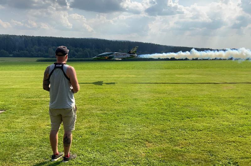 Dieser Tage feierte die Modell-Flieger Gruppe Hirschau ihr 50-jähriges Bestehen. Die Vorstandschaft sorgte dafür, dass das Jubiläumsfest zu einem großartigen Erlebnis wurde. V. l.: Schriftführer Andreas Lüßmann, Kassier Norbert Weiß, Jugendwart Günter Leikermoser, Harald Ullsperger, 1. Vorstand Matthias Schwarz, 2. Vorstand Jürgen Merkel und Kilian Merkel. - Foto von Werner Schulz