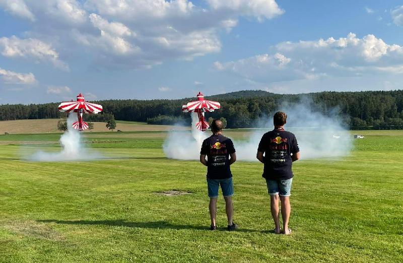 Begeisternde Flugvorführungen zum 50-Jährigen der Modellflieger-Gruppe