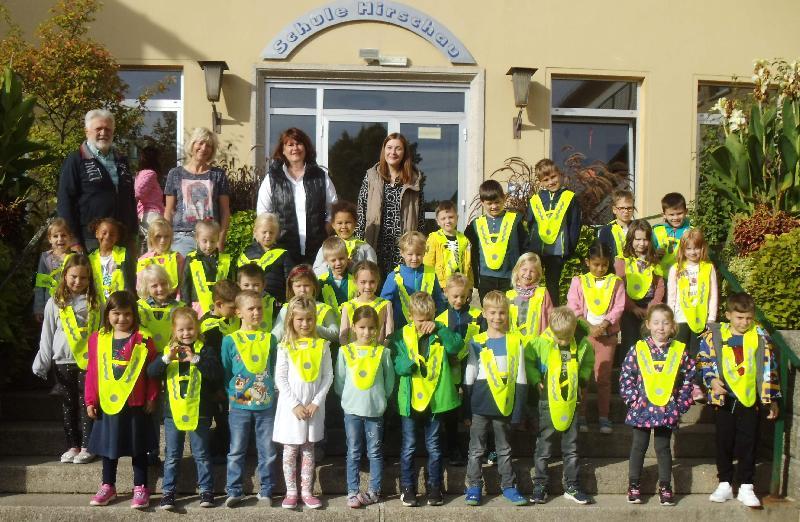 Die Kreisverkehrswacht Amberg-Sulzbach stattete die 40 ABC-Schützen der Hirschauer Grundschule mit gelb reflektierenden Sicherheitsüberwürfen aus, damit sie auch bei Dunkelheit sicher zur Schule und wieder nach Hause kommen. Hinten v.l.: Verkehrswachtvors. Hubert Ritz, Studienrätin Hildegard Feyrer, Rektorin Birgit Härtl und Lehrerin Ramona Ruppert. - Foto von Werner Schulz