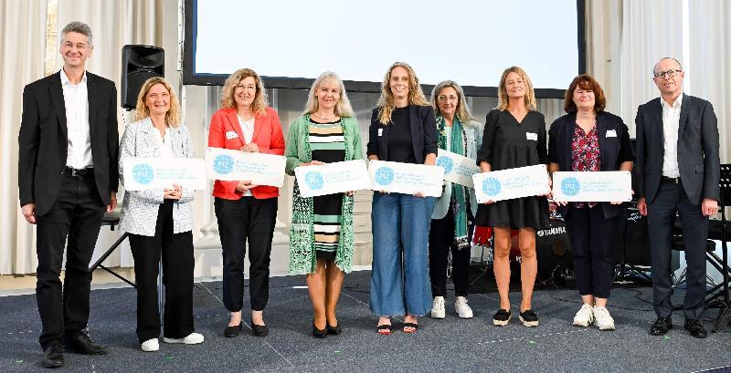 Sieben bayerische Grundschulen wurde durch Kultusminister Michael Piazolo (l.)das Prädikat „Profilschule für Informatik und Zukunftstechnologien“ verliehen – eine davon ist die Grundschule Hirschau. Rektorin Birgit Härtl (2.v.r.) nahm die Auszeichnung entgegen. Mit im Bild: Stellv. VBV-Hauptgeschäftsführer Dr. Christof Prechtl (r.) - Foto von Werner Schulz