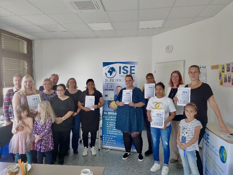 Kursleitung und die Vertretung des Jobcenters freuten sich mit den Kursteilnehmerinnen über den erfolgreichen Abschluss der Ausbildung zu Pflegehelferin. Bild: ISE - Foto von Uschald